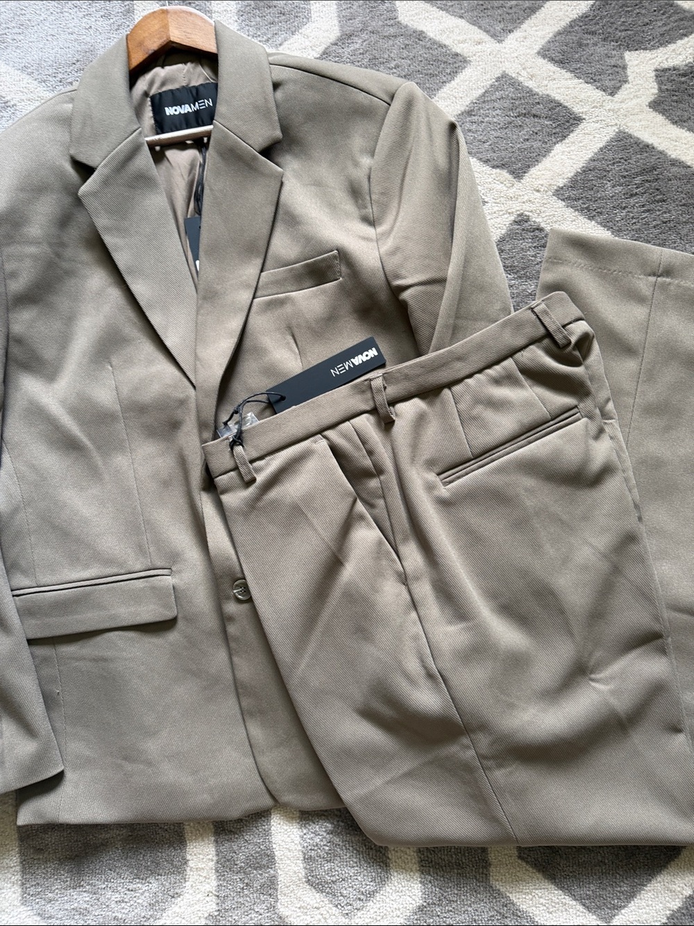 Men’s 44R 38X31 slim fit taupe suit / NEW
